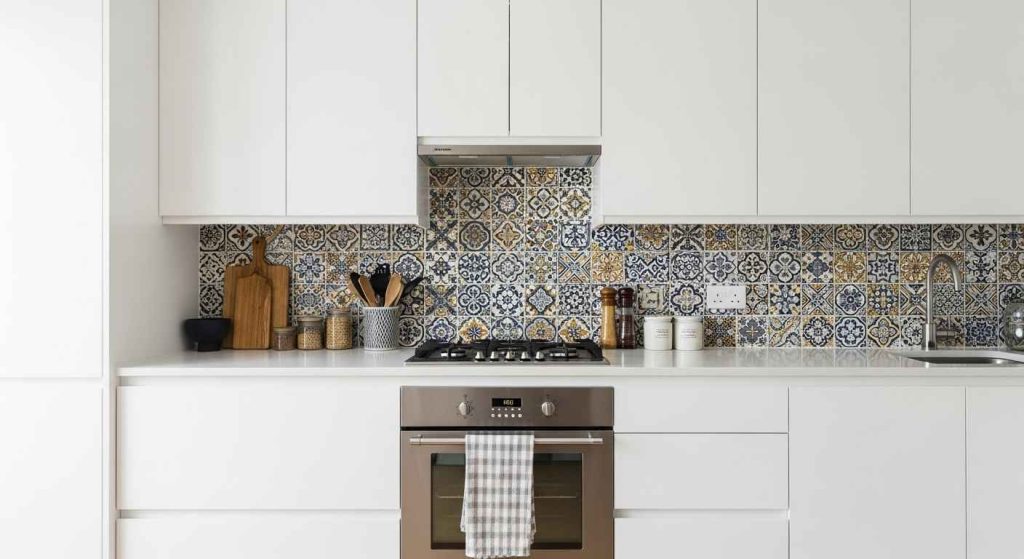 Bold Backsplashes with Sleek Cabinets