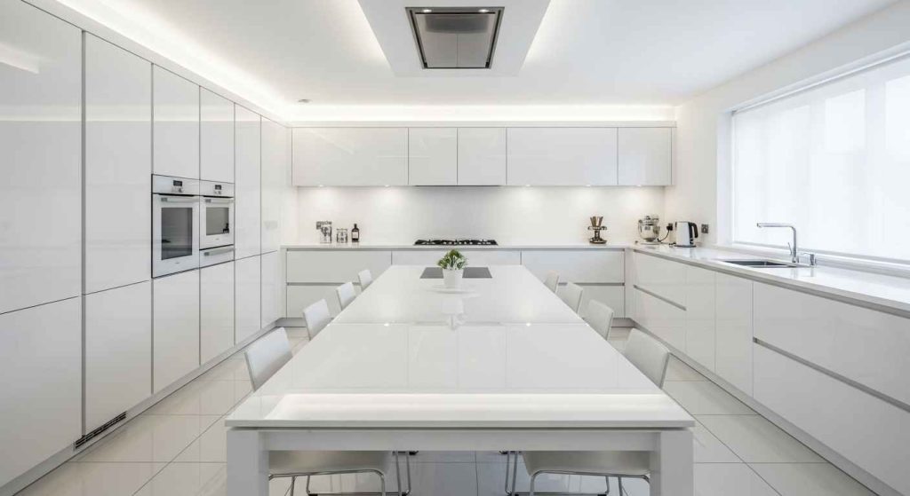 Sleek White Lacquer for a Modern Glow